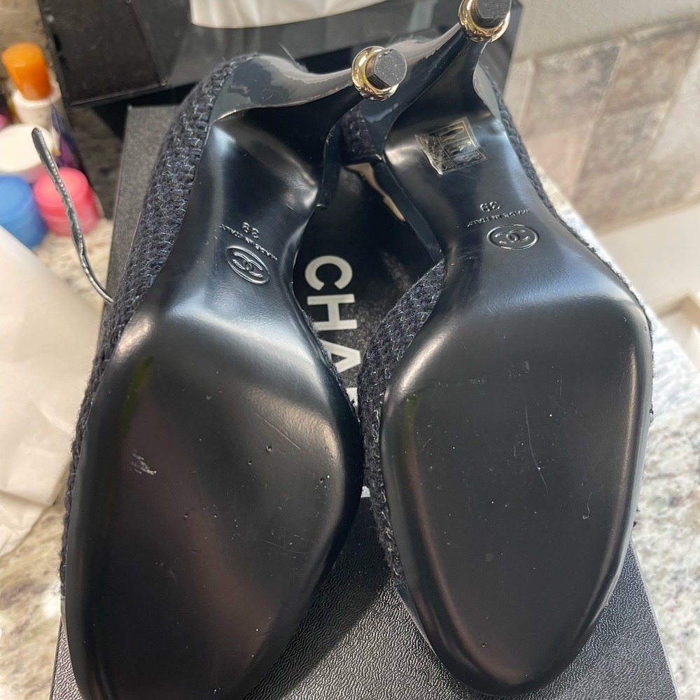 Chanel Tweed Heels. Navy blue.  Classy - Picture 8 of 10